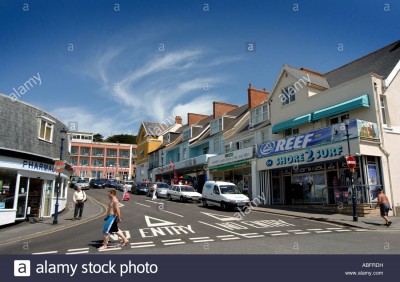 shops-in-the-town-centre-of-woolacombe-bay-north-devon-uk-ABFRDH.jpg